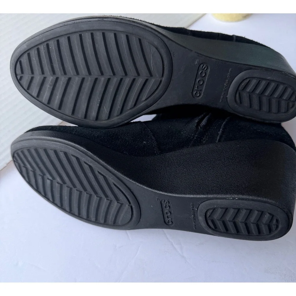 Crocs Leigh Black Suede Zip Up Wedge Dual Comfort Ankle Bootie Boots‎ Sz 9
